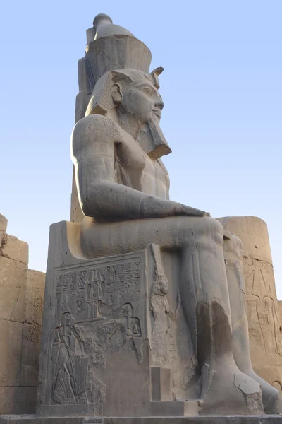 Faraonische beeldhouwkunst aan de tempel van luxor in Egypte — Stockfoto