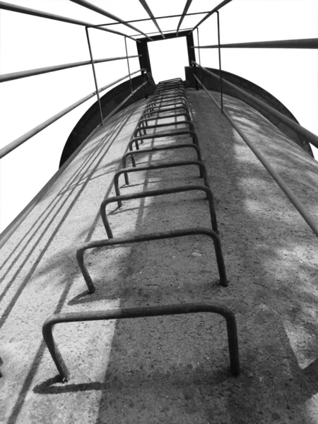 Torre de ângulo baixo — Fotografia de Stock