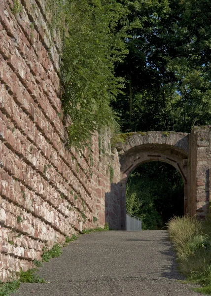 Archway in de buurt van wertheim kasteel in zonnige sfeer — Stockfoto