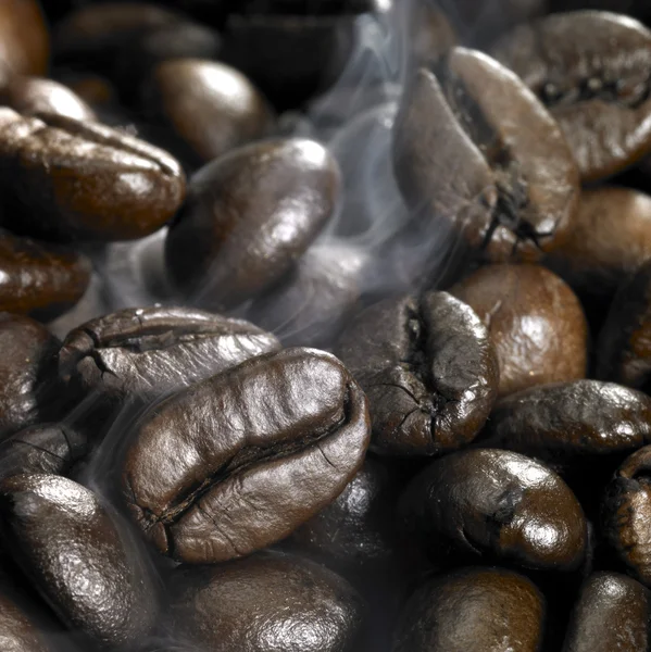 Geröstete Kaffeebohnen und Rauch — Stockfoto