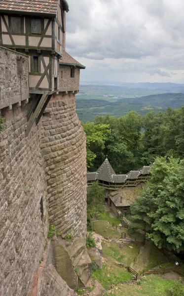 Rond het kasteel haut-koenigsbourg in Frankrijk — Stockfoto