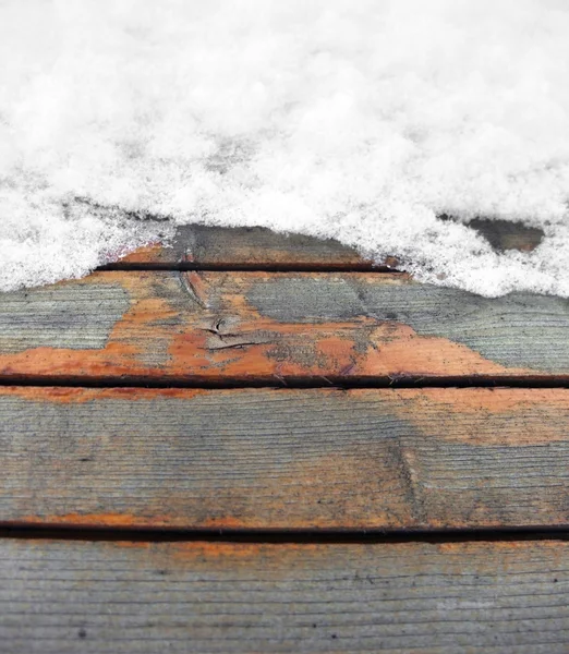 Tableros de madera parcialmente cubiertos de nieve — Foto de Stock