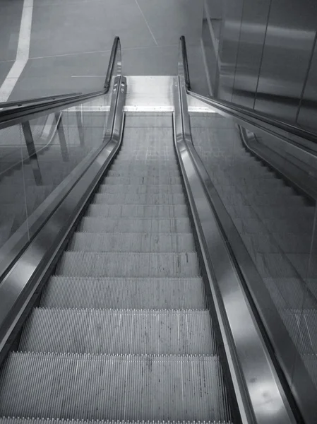 Vysoký úhel pohledu eskalátoru — Stock fotografie