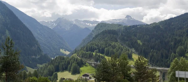 Alpské scenérie v letní době — Stock fotografie