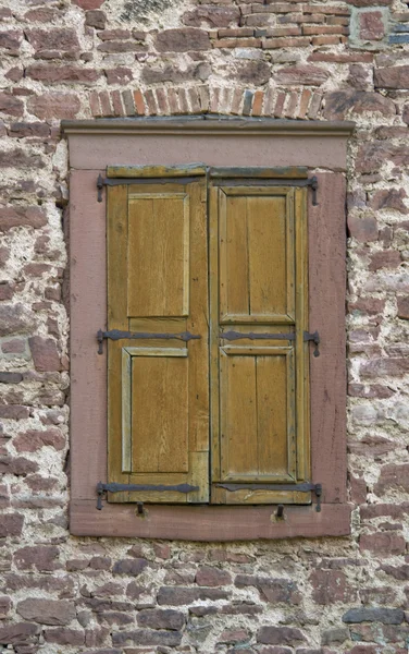 Staré okno a zeď — Stock fotografie