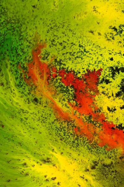 Röd flöde i grönaktig rygg — Stockfoto