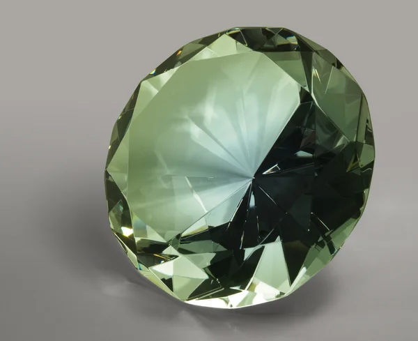 Grüner Diamant im grauen Rücken — Stockfoto