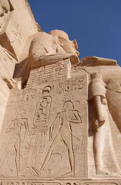 Ramses heykeli Ebu simbel içinde — Stok fotoğraf