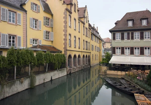 Façades du canal et de la maison à Colmar — Photo