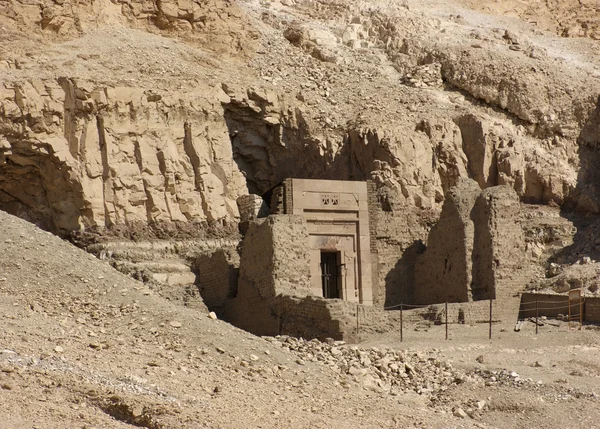 Túmulo de corte de rocha perto do Templo Mortuário de Hatshepsut — Fotografia de Stock