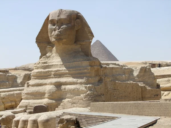 狮身人面像和金字塔的 menkaure — 图库照片