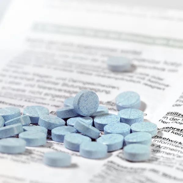 Wstaw niebieskich tabletek w opakowaniu — Zdjęcie stockowe