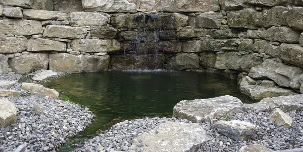Pared de piedra y detalle del estanque — Foto de Stock