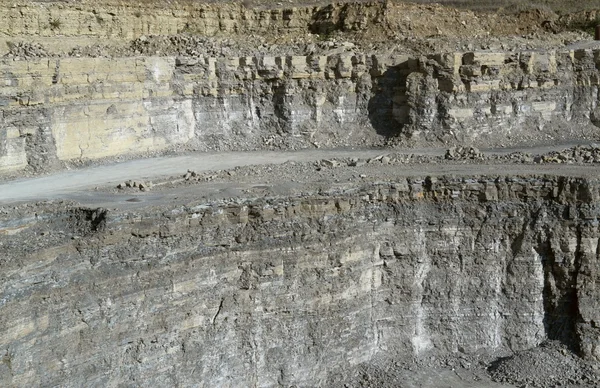 Muro di cava in un ambiente soleggiato — Foto Stock