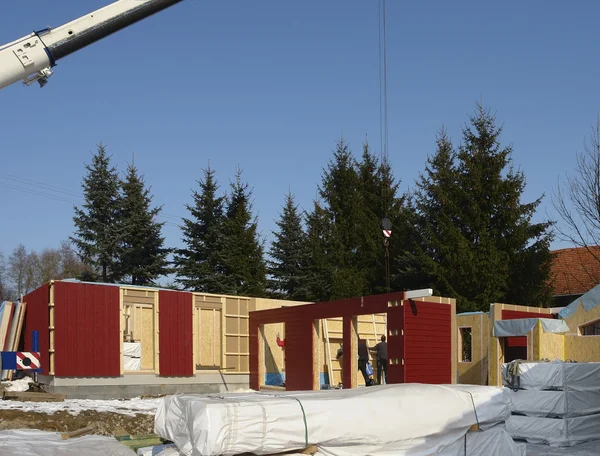 Construção de casa de madeira em ambiente ensolarado — Fotografia de Stock