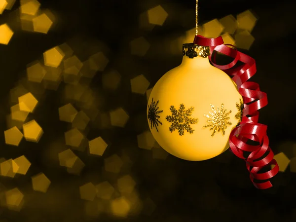 Bola de Navidad en borrosa espalda — Foto de Stock
