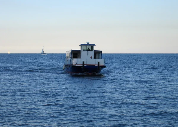 Водное такси на море — стоковое фото
