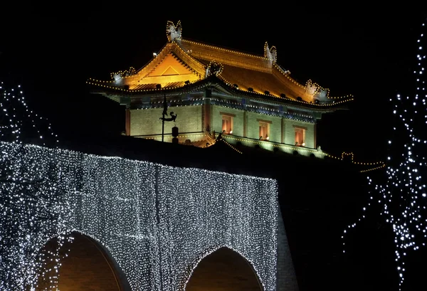 Освещённая городская стена Сианя — стоковое фото