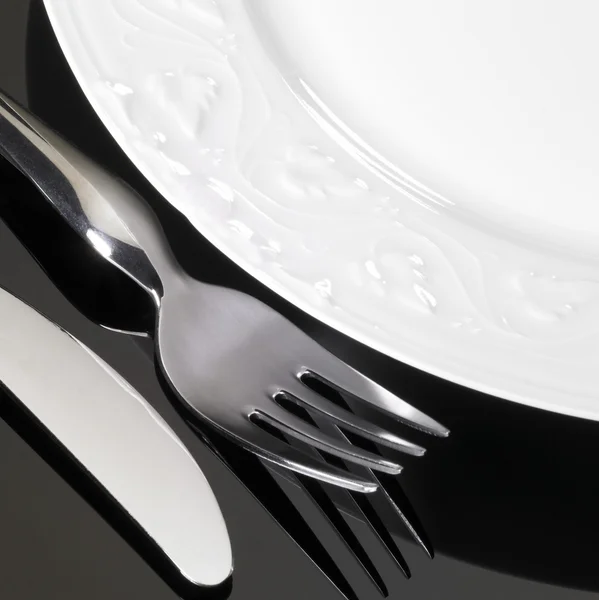Stoviglie in porcellana con forchetta e coltello — Foto Stock