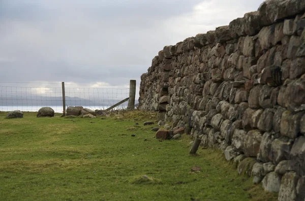 Droge stenen muur en het hek in Schotland — Stockfoto
