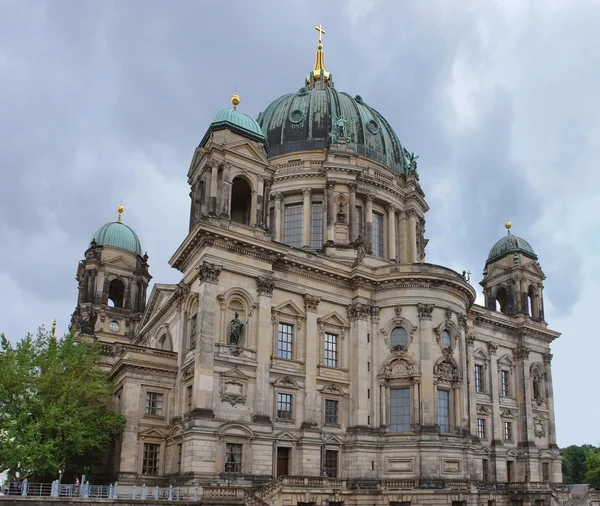Catedral de Berlín y cielo nublado — Foto de Stock