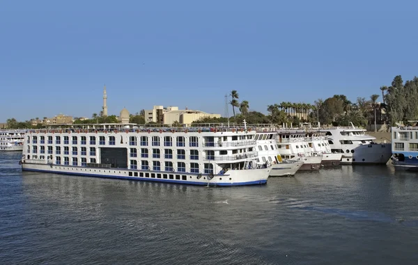 Nil Nehri üzerinde yolcu gemileri — Stok fotoğraf