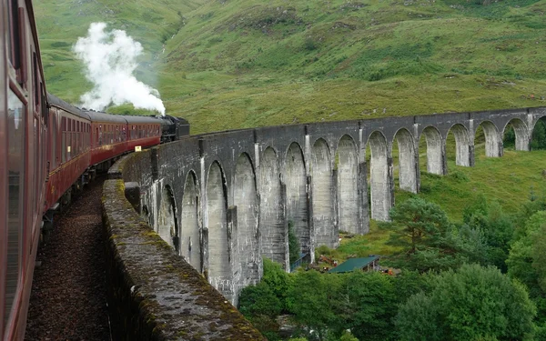 Glenfinnan Viyadüğü ve buhar tren — Stok fotoğraf
