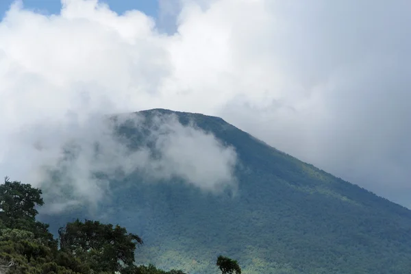 Monte Gahinga em ambiente nublado — Fotografia de Stock