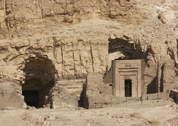 Rocha cortou túmulos perto do Templo Mortuário de Hatshepsut — Fotografia de Stock