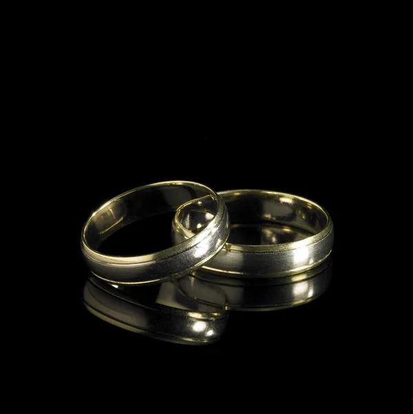 Wedding rings in black back — Stock Photo, Image