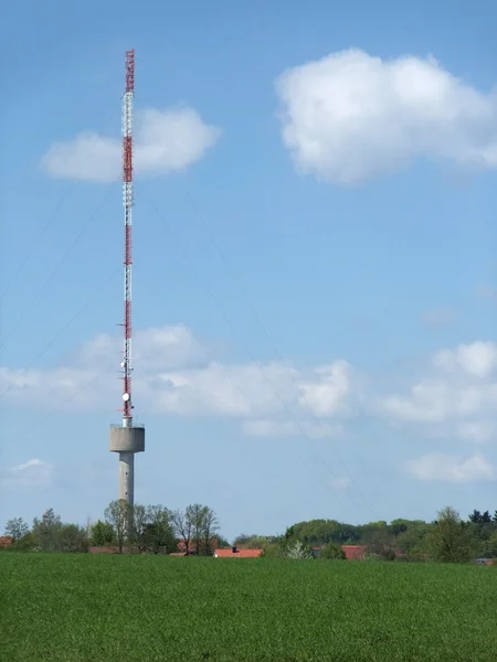 Radiomasten i lantlig omgivning — Stockfoto