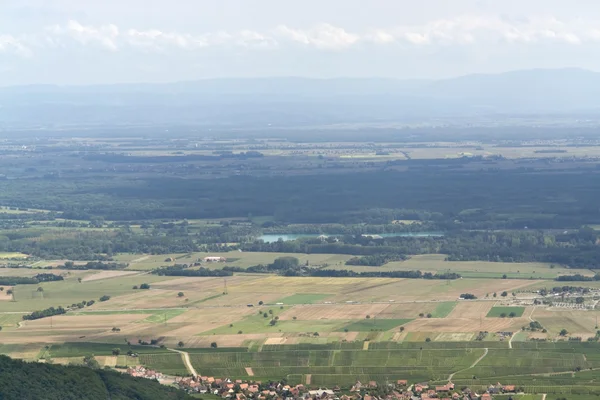 Luchtfoto in de buurt van het kasteel haut-koenigsbourg in Frankrijk — Stockfoto