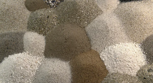 Diversi mucchi di sabbia marrone tonica l'uno all'altro — Foto Stock