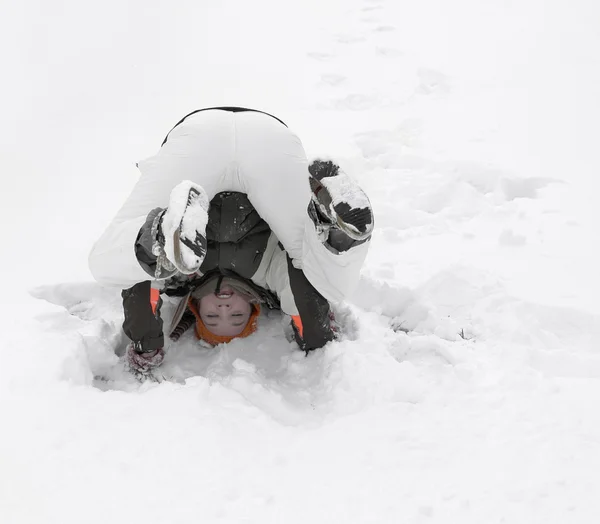 Meisje met plezier in de sneeuw — Stockfoto