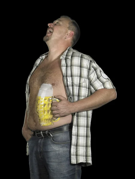 Смеющийся мужчина с пивным животом — стоковое фото