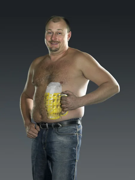 裸のビール腹を持つ男 — ストック写真