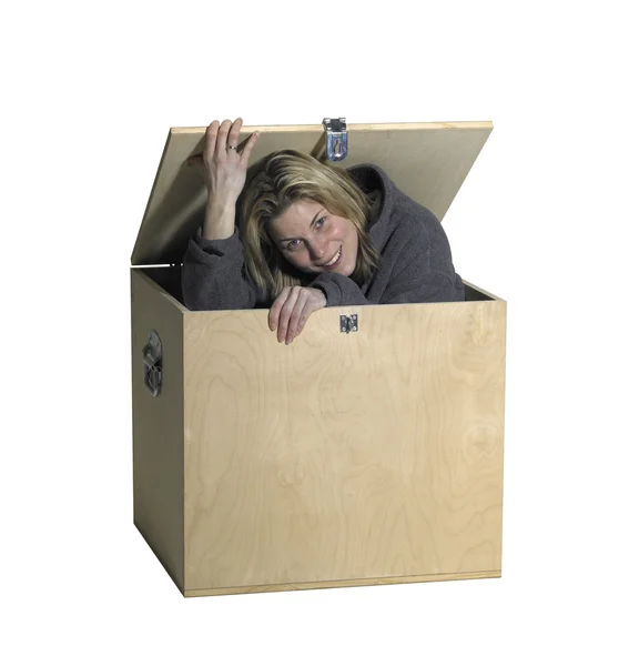 Девушка, сидящая внутри деревянной коробки — стоковое фото