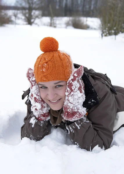 Meisje in de sneeuw terwijl je plezier — Stockfoto
