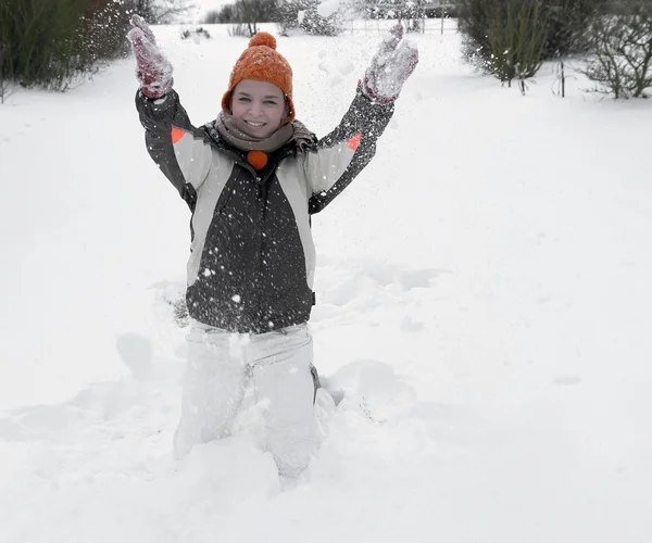 Meisje met plezier in de sneeuw — Stockfoto