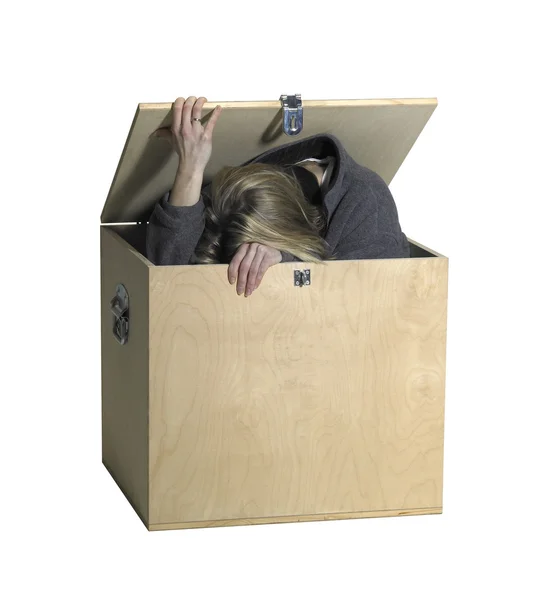 Девушка сидит в деревянной коробке — стоковое фото