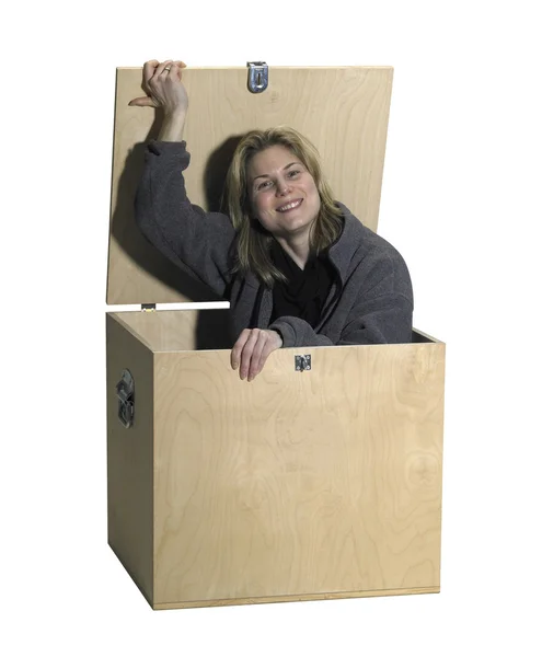 Дівчина сидить у дерев'яній коробці — стокове фото
