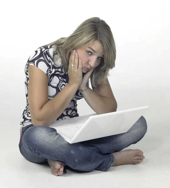 Gadis membosankan duduk di lantai dengan laptop putih — Stok Foto