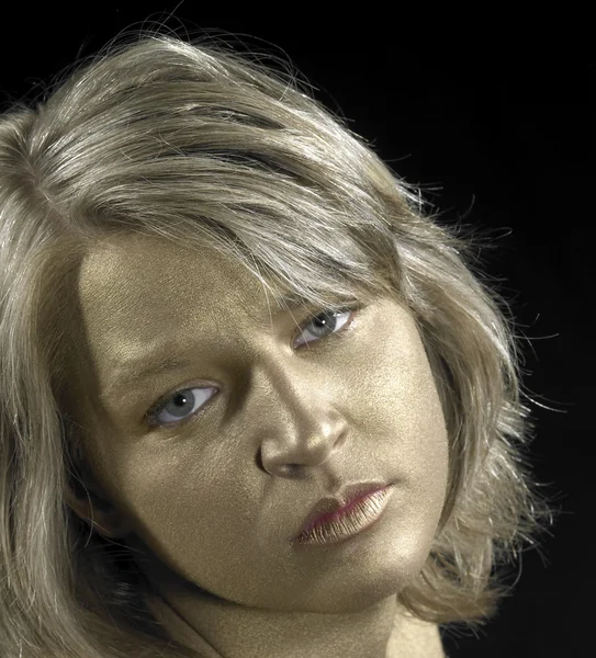 Junge Frau mit goldenem Gesicht — Stockfoto