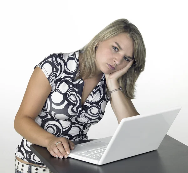 Blond computing meisje nemen van een pauze — Stockfoto