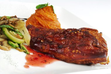 kaburga sebze ve tatlı patates püresi ile