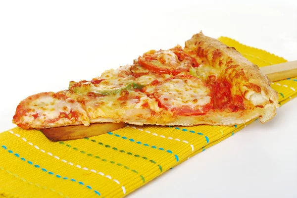 Fatia de pizza em Spatula — Fotografia de Stock