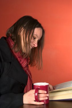 okuma ve çay içme genç kadın