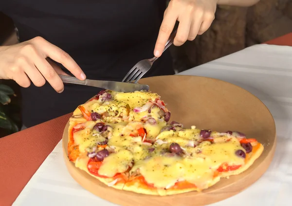 bir restoranda vejetaryen pizza yemek kadın