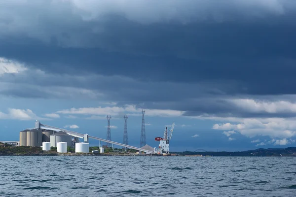 Produktionsanläggning längs den norska kusten — Stockfoto