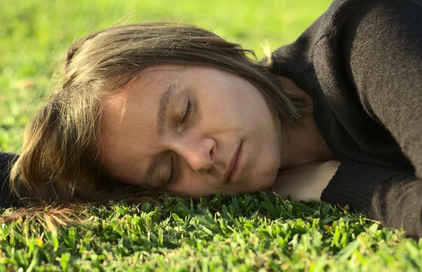 Young Woman Sleeping on Grass — Stock Photo, Image